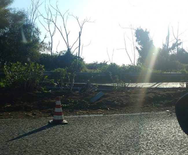 Grave incidente sulla A18, mezzo pesante sfonda il guardrail e invade corsia opposta: soccorritori sul posto