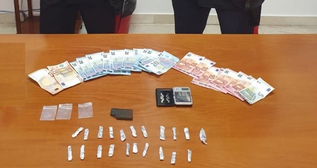 Controllo di un’auto in via Vittorio Emanuele, tre giovani a bordo: 24enne con hashish finisce in manette