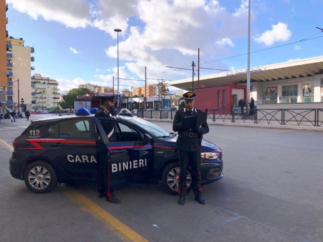 Minaccia e aggredisce inquilino per ottenere denaro e oro: 24enne in carcere per rapina aggravata