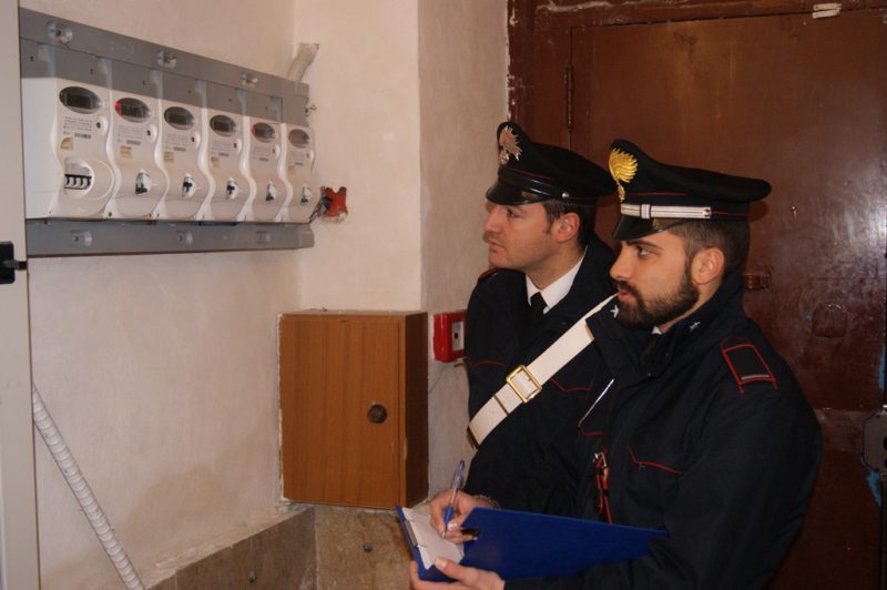 Case occupate e allacciate abusivamente alla rete elettrica: 4 arresti e 60 denunce