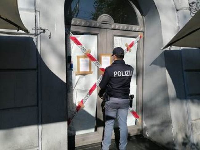 Attività sospesa ma il titolare riapre con tanto di sporcizia e blatte: sequestrato laboratorio e bar di via Dusmet