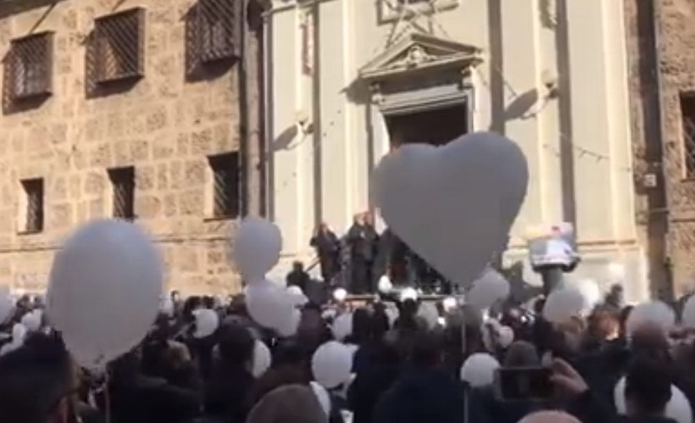 Musica, palloncini a forma di cuore, lacrime e applausi per Antonino Vassallo: oggi i funerali