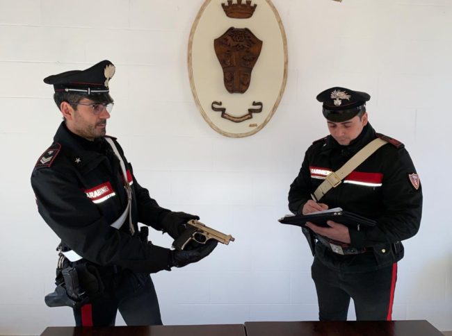 Nasconde pistola sotto auto in sosta: arrestato 26enne
