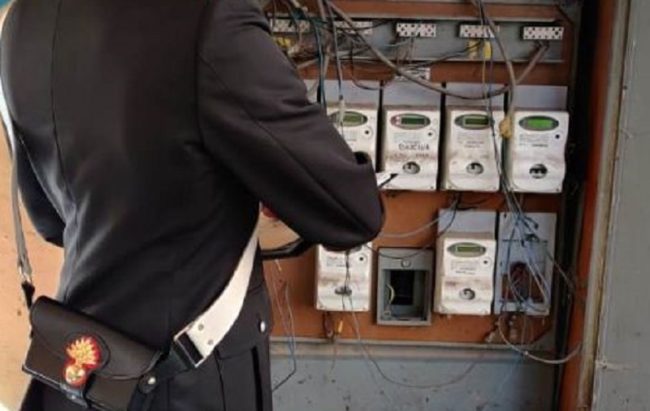Furti di energia elettrica, scattano i domiciliari: un arresto e sette denunciati