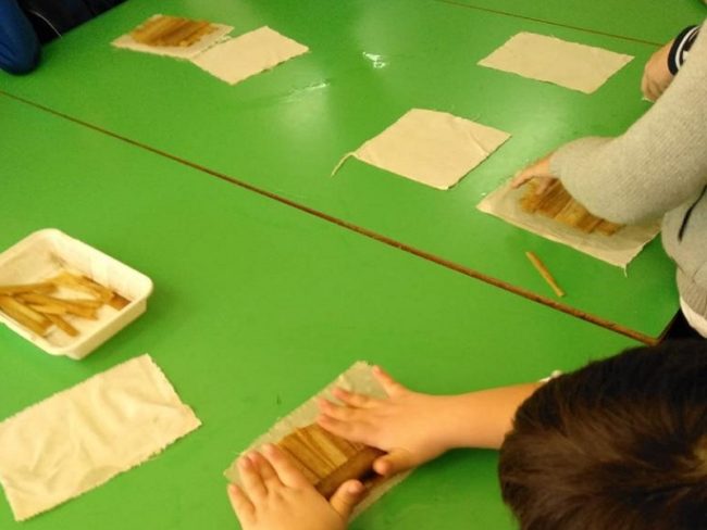 Laboratorio “produzione e scrittura sulla carta di papiro” per gli alunni del CD FAVA di Mascalucia – FOTO