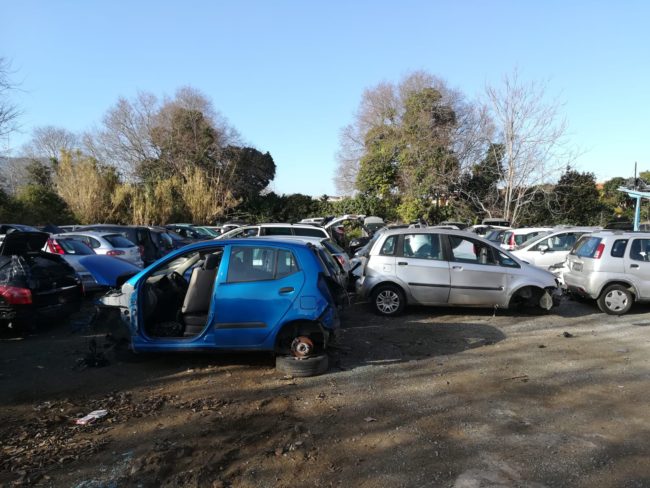 Sequestrata discarica abusiva di 4mila metri quadrati: oltre 91 i veicoli abbandonati tra i rifiuti