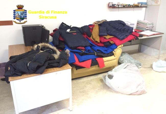 Giubbini contraffatti venduti al mercato, la Guardia di Finanza interviene e sequestra la merce
