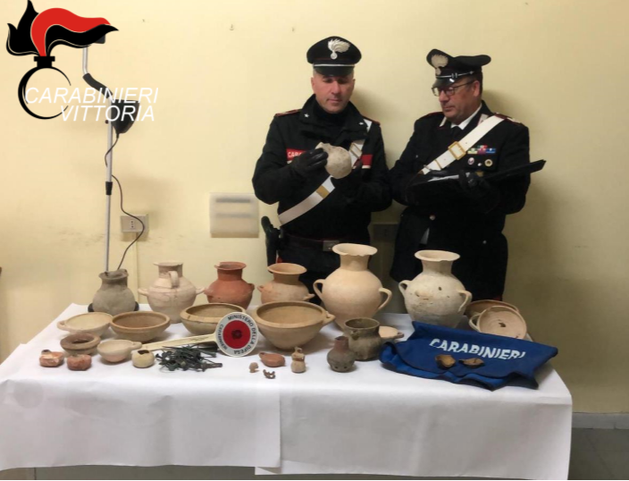 Scavo clandestino in una necropoli greca: 3 persone denunciate, reperti archeologici sequestrati