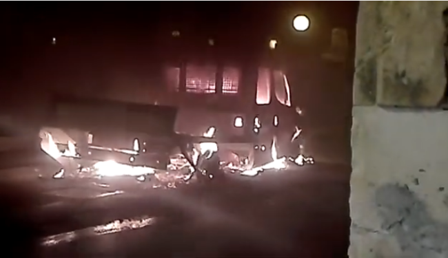 Autocarro divorato dalle fiamme in piena notte: nessuna pista esclusa