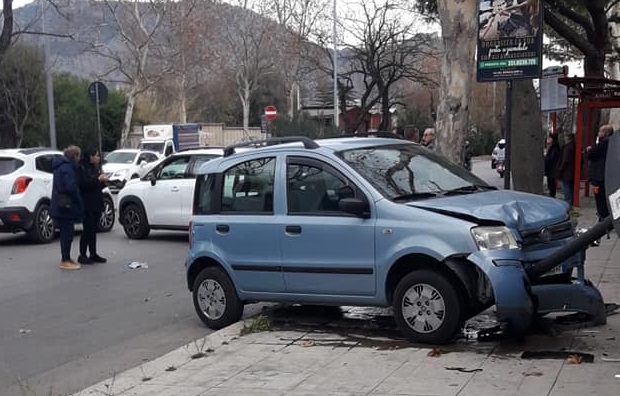 Scontro tra un camion e 3 auto vicino alla rotonda: traffico in tilt