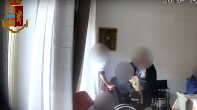 Si lamentava troppo per i dolori: 84enne disabile maltrattato da operatori di casa di riposo – VIDEO