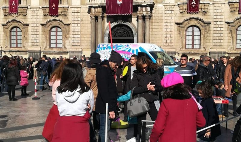 Il “Concetto Marchesi” si cimenta nell’animazione in strada: oltre 60 studenti in Piazza Duomo a Catania
