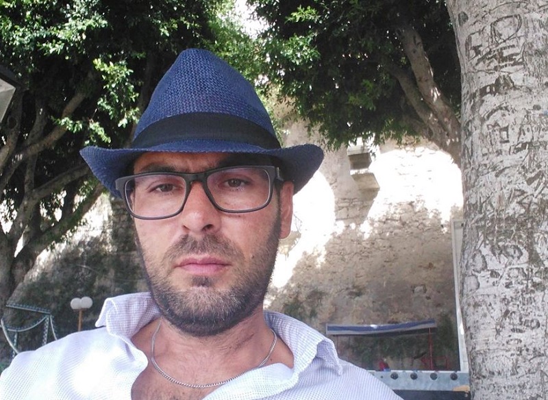 Incidente nel Catanese: la vittima è il 41enne Massimiliano Gurrieri. I DETTAGLI del sinistro