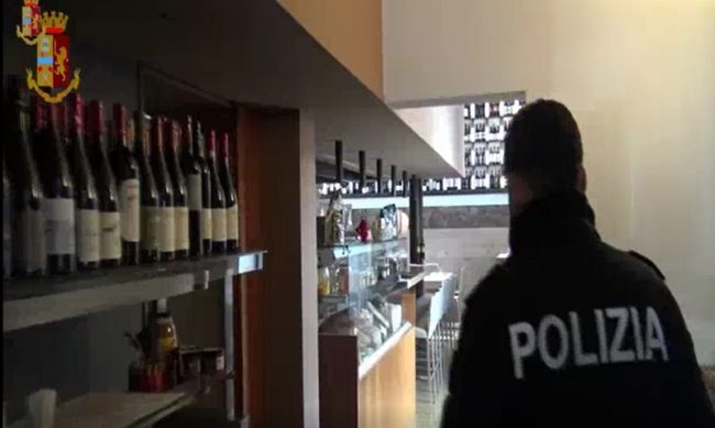 Catania, alimenti scaduti e in pessimo stato: sequestrati 8 locali della movida – VIDEO