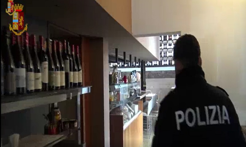 Catania, alimenti scaduti e in pessimo stato: sequestrati 8 locali della movida – VIDEO