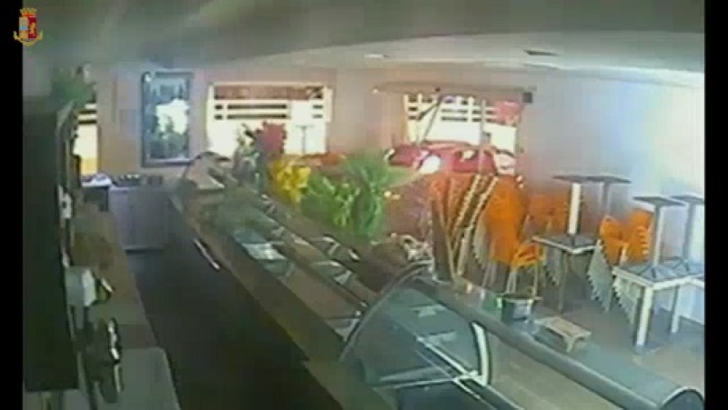 Operazione “Ariete”, veicoli scagliati contro i negozi per derubarli: nuova misura cautelare per un 22enne