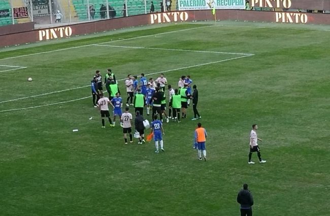 Con un fumogeno durante una partita di calcio, tenta invano di fuggire: D.A.SPO per 33enne
