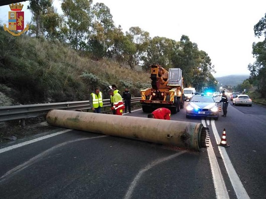 Camion diretto a Catania perde il carico, apprensione per gli automobilisti: cade tubo di 5 tonnellate