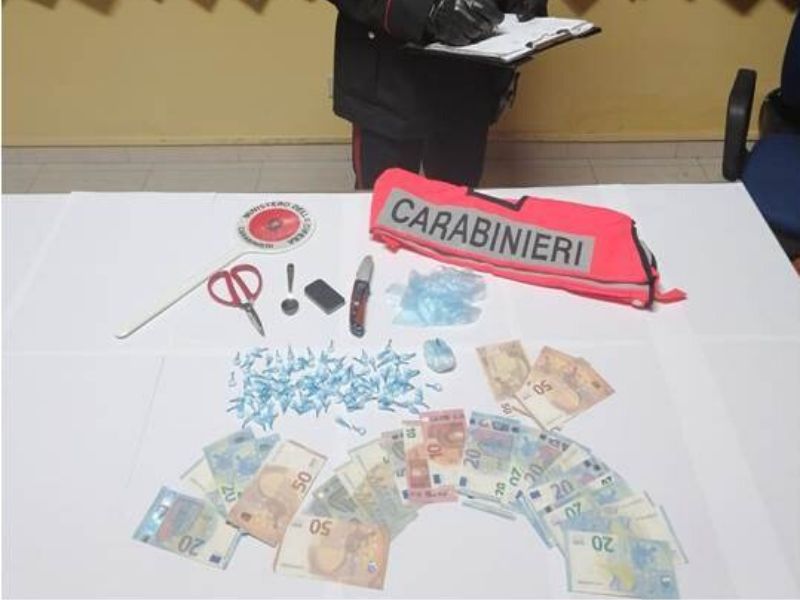 Blitz dei carabinieri in una fattoria della droga. Arrestate 3 persone per spaccio