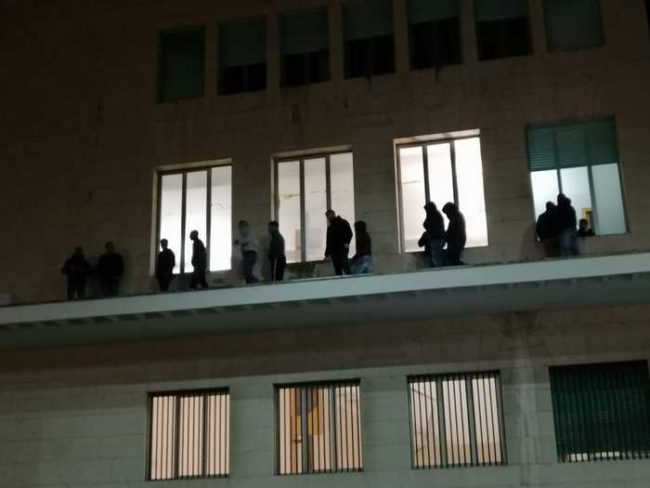 Protesta contro i licenziamenti: 18 persone sul cornicione per chiedere il rinnovo del contratto