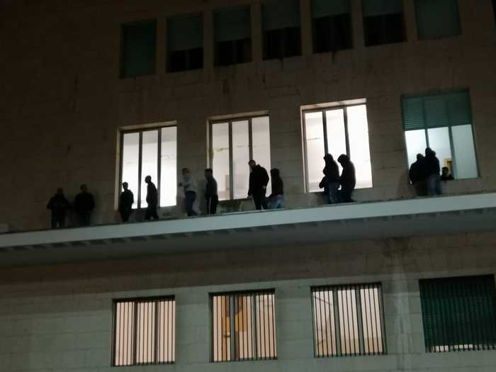 Protesta contro i licenziamenti: 18 persone sul cornicione per chiedere il rinnovo del contratto Protesta contro i licenziamenti: 18 persone sul cornicione per chiedere il rinnovo del contratto
