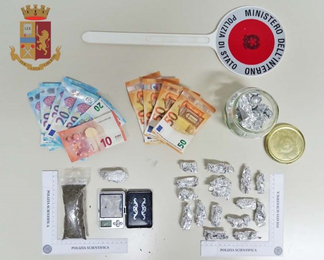 Controllo a bordo dell’auto, un giovane in possesso di marijuana: scattano le manette per un 25enne