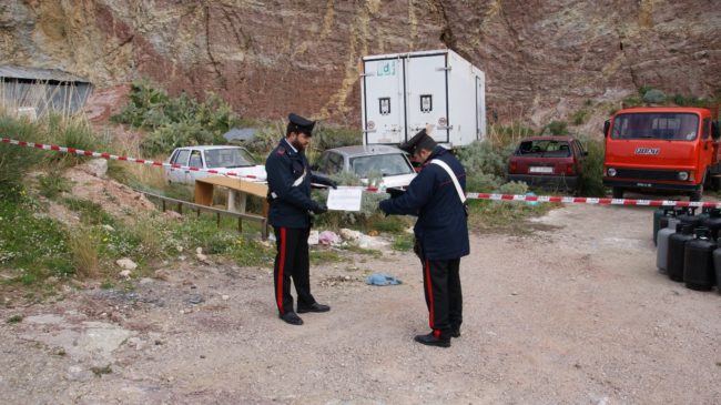 Discarica abusiva con eternit e bombole di gas: 3 denunciati per inquinamento ambientale