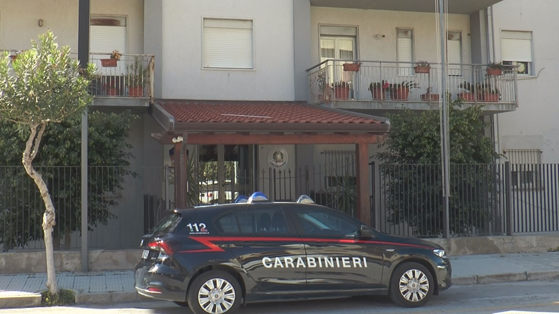 Pedina la donna che perseguitava da tempo, la vittima chiama i carabinieri: 47enne finisce agli arresti domiciliari