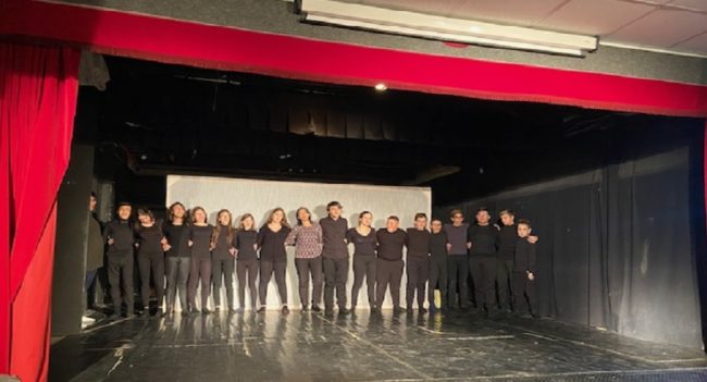 All’IC “P.S. Di Guardo-Quasimodo” la letteratura italiana diventa teatro: gli studenti commuovono il pubblico