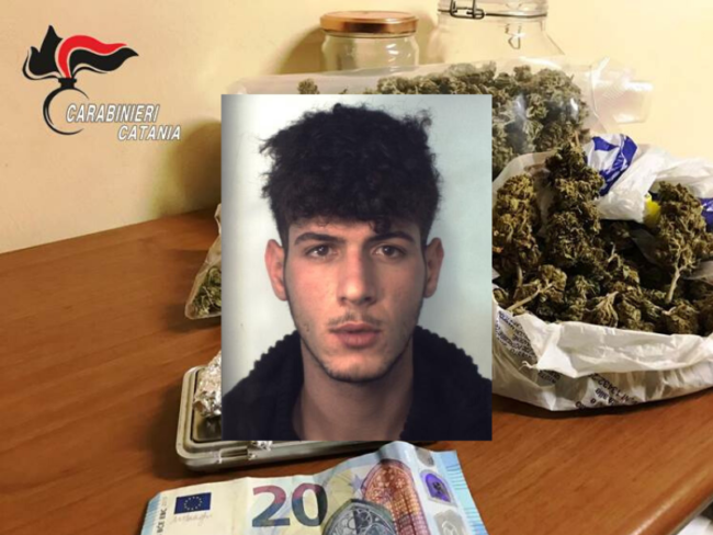 Catania, spaccia in piazza Falcone e Borsellino davanti ai bambini: arrestato 22enne