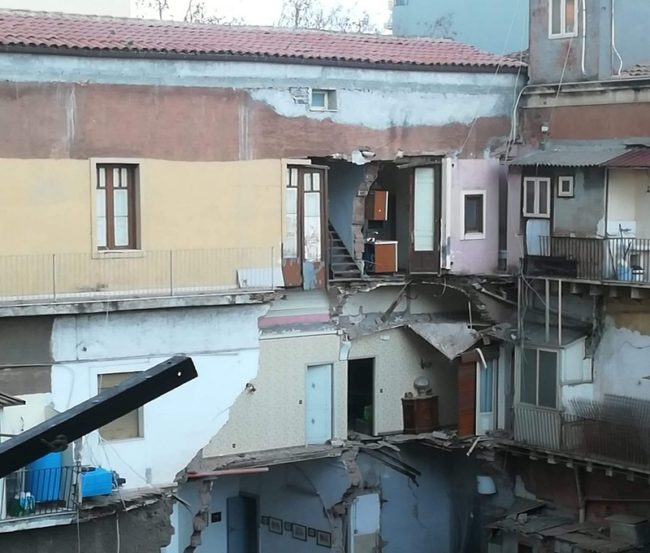 Calvario senza fine per gli abitanti di via Castromarino: ancora impossibile accedere negli appartamenti