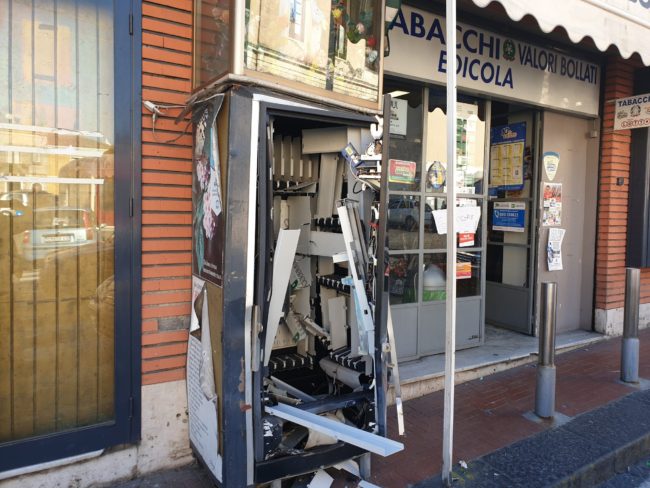 Colpo messo a segno nel Catanese, esplode il distributore dei “Tabacchi Barbagallo”: furto da oltre 2mila euro