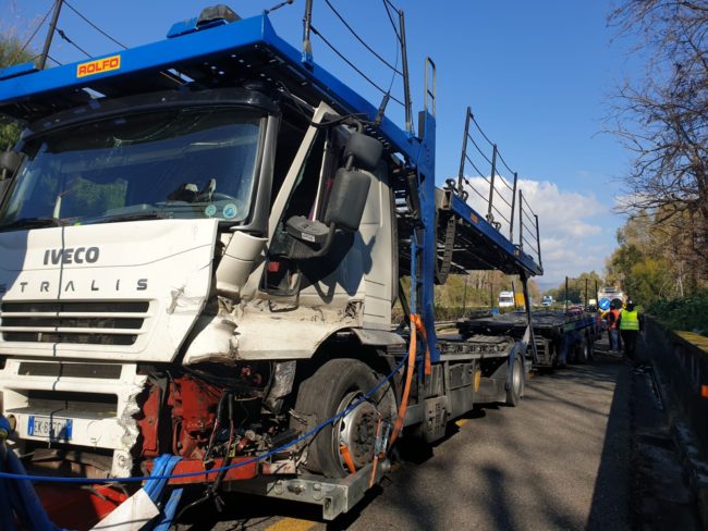 Sfiorata la tragedia sulla A18, autoarticolato sfonda guardrail e impatta contro il muro: le FOTO dell’incidente