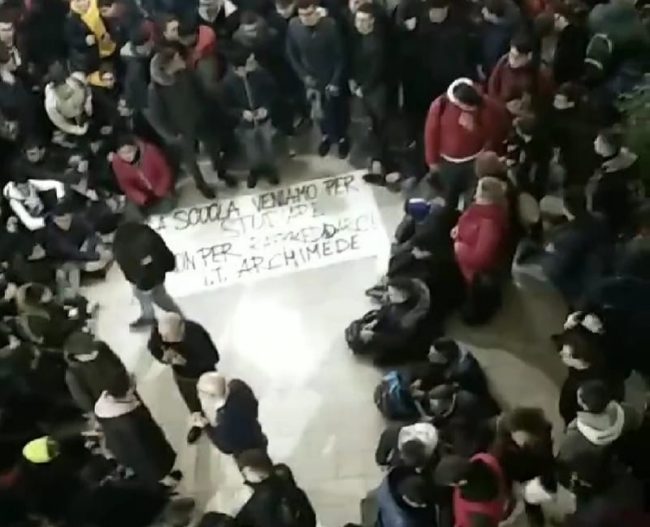 Catania, studenti dell’ITI Archimede in rivolta per la mancanza di riscaldamento. Preside Vetri: “Assemblea mai autorizzata”