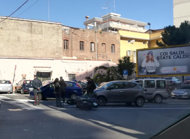 Catania, auto impatta con moto all’incrocio tra via Asiago e via Messina: carabinieri sul posto