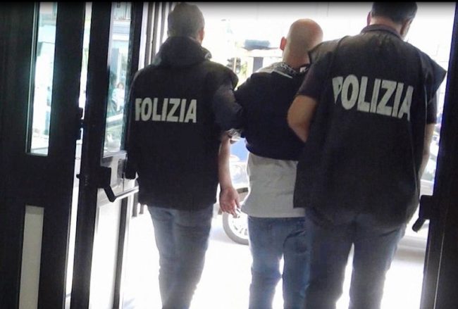 Viene trovato dalla polizia con cocaina in auto e marijuana in casa: in carcere 26enne