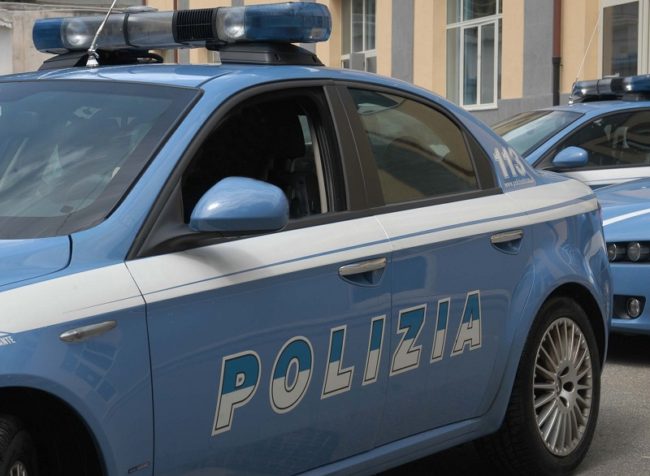 Minacce e danneggiamento degli arredi esterni di un locale, riconosciuto dal gestore: è il figlio della proprietaria