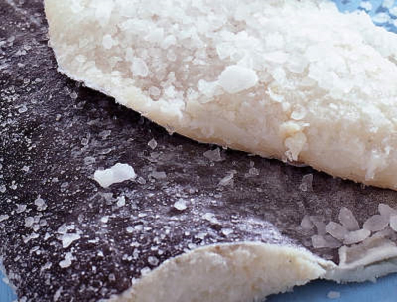 Catania, caso “Jonica pesce”: calce edilizia nel baccalà. Interviene il Codacons: “Leso il diritto alla salute”