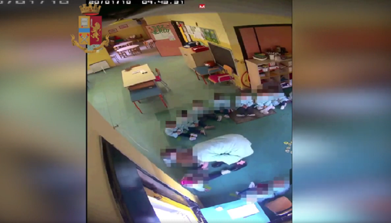 Insultati, umiliati, spintonati: bimbi di una scuola materna vittime impietrite di due maestre. Arrestate – VIDEO