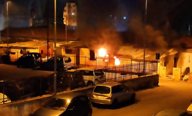 Incendio doloso nella notte, a fuoco baraccopoli abbandonata: “Serve intervento urgente di bonifica”
