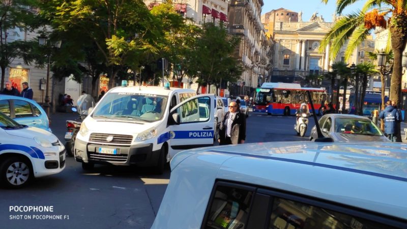 “Fuggi fuggi” a Catania all’arrivo della polizia, parcheggiatori abusivi nel mirino: “presi” in 8, multe per auto in doppia fila