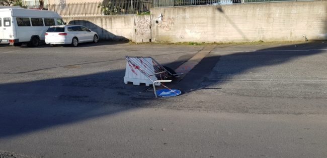 Caditoia dell’acqua piovana danneggiata da giorni. Zingale: “A Cibali rischio incidenti stradali costante”