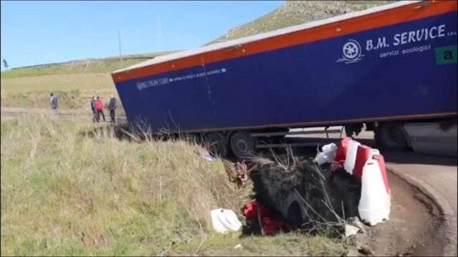 Odissea lungo l’A19 Palermo-Catania, camion esce di strada lungo la bretella: traffico bloccato per ore