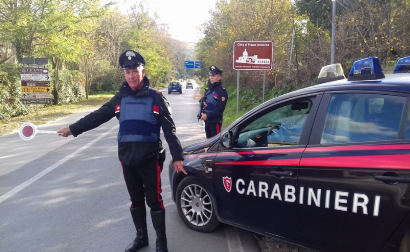 Auto con “sorpresa”, trovata droga a bordo: conducente segnalato, patente di guida ritirata
