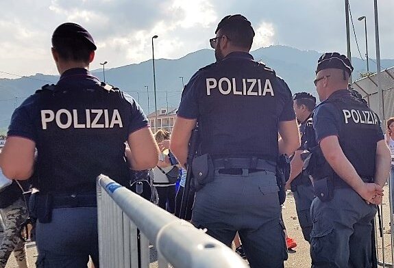 Tifosi della squadra di calcio nel mirino dei carabinieri: divieto di accesso allo stadio per 5 persone