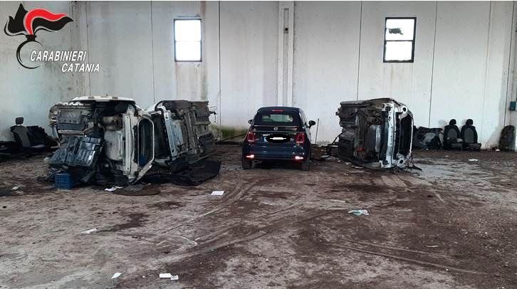 Scoperto deposito di auto rubate nel Catanese: erano mezzi in attesa del “cavallo di ritorno”