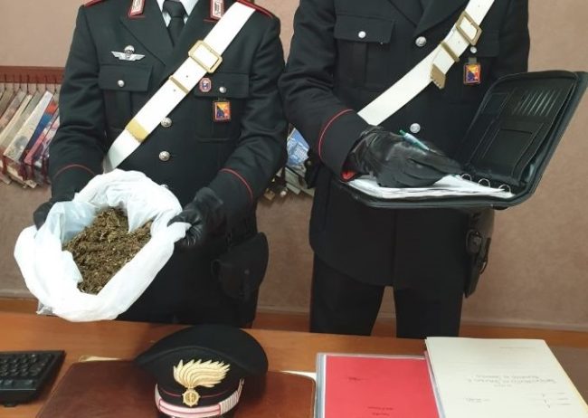 Sorpresi ad armeggiare con diverse dosi di droga in una casa rurale: in manette due pusher