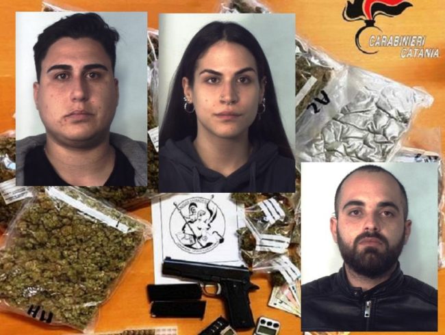 Spaccio in un parco giochi del Catanese: in un garage marijuana, pistola e soldi. Tre arresti – NOMI e FOTO