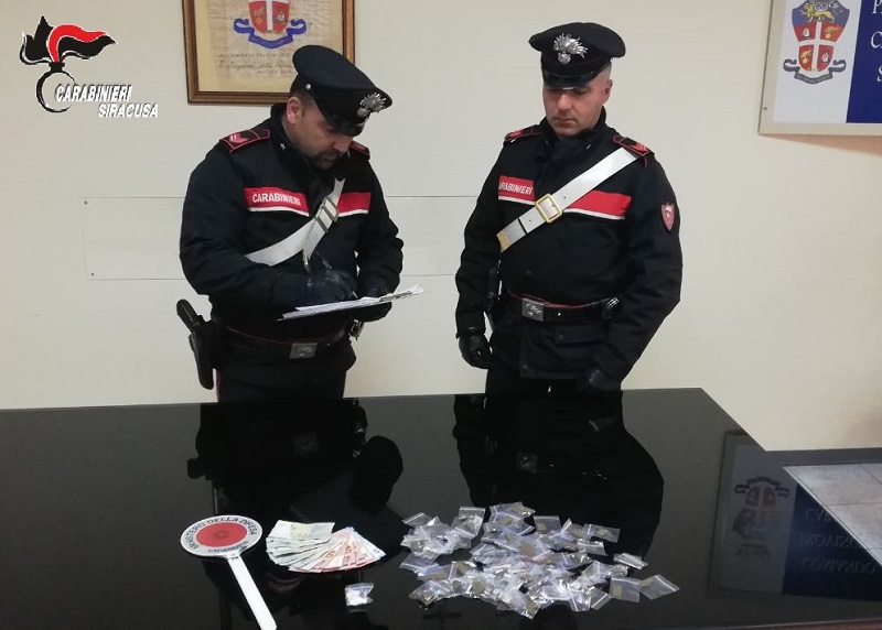 Blitz in una palazzina, ingente ritrovamento di cocaina e hashish: “colpita” una nota piazza di spaccio