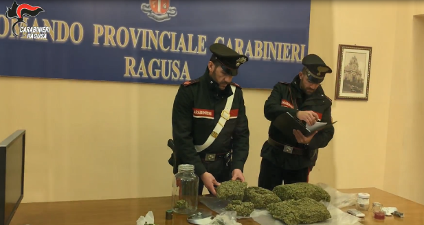 Marijuana nella busta della spesa, carabinieri beccano due pusher: scatta l’arresto – VIDEO